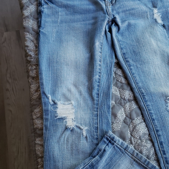 Light wash jean capris - Picture 4 of 7
